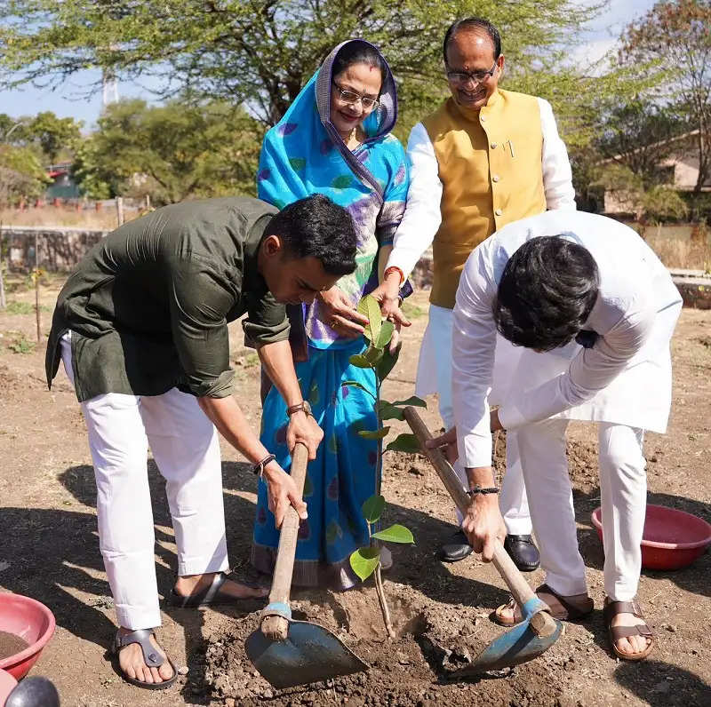 केंद्रीय मंत्री शिवराज ने स्मार्ट सिटी पार्क में किया पौधरोपण