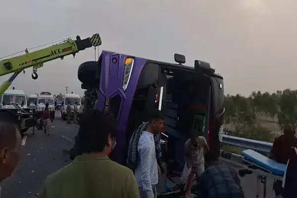 आगरा-लखनऊ एक्सप्रेसवे पर स्लीपर बस पलटी, 6 की मौत और 32 घायल