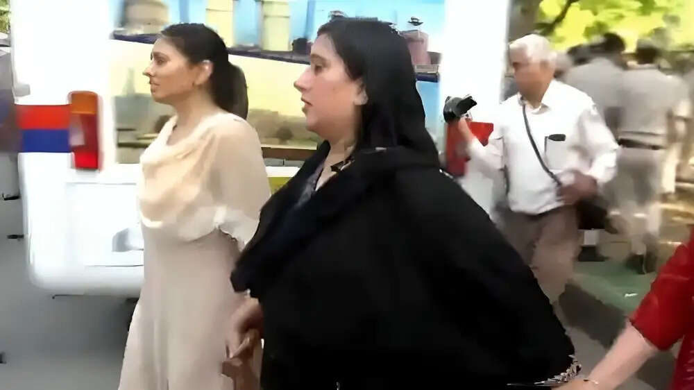 बीजेपी सांसदों का राहुल गांधी के आवास के बाहर प्रदर्शन