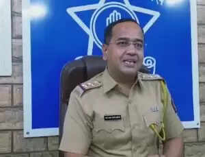 बोरीवली जीआरपी ने लोकल ट्रेन में स्टंट करने वाले युवक को किया गिरफ्तार