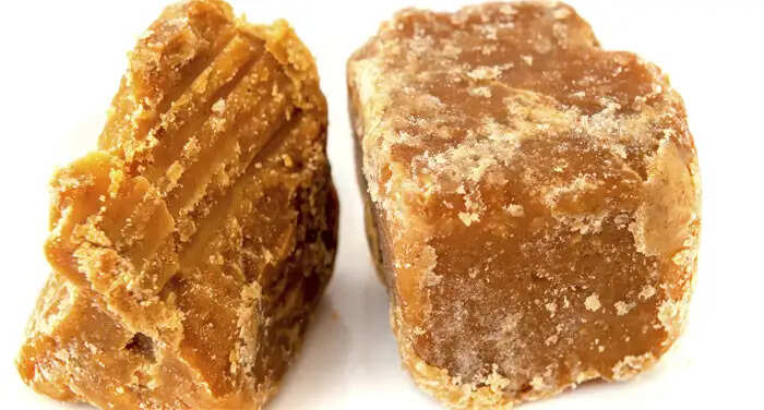 गुड़ के स्वास्थ्य लाभ: पेट की समस्याओं से राहत और एनीमिया में मदद