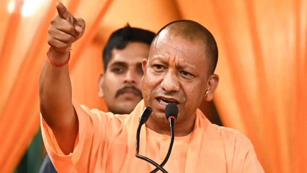 मुख्यमंत्री योगी आदित्यनाथ ने मऊ में विकास परियोजनाओं का उद्घाटन किया