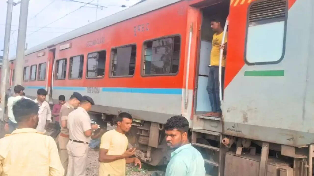 साबरमती जनसाधारण एक्सप्रेस का हादसा: सभी यात्री सुरक्षित, राहत कार्य जारी