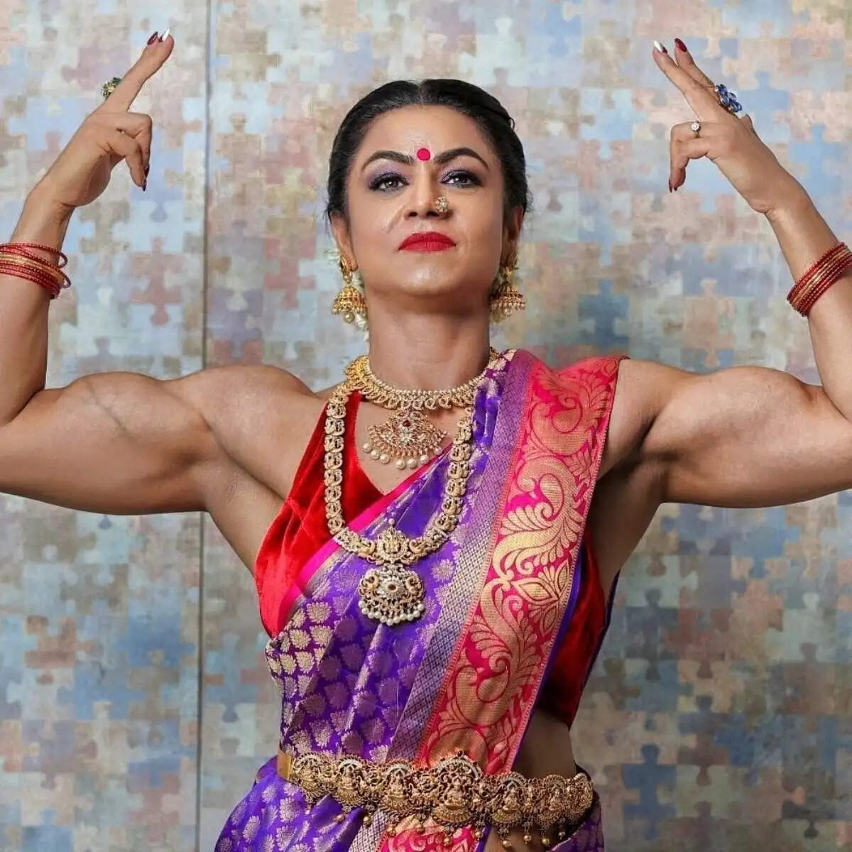 47 वर्षीय महिला ने साड़ी में उठाया 70 किलो वजन, फिटनेस की नई मिसाल