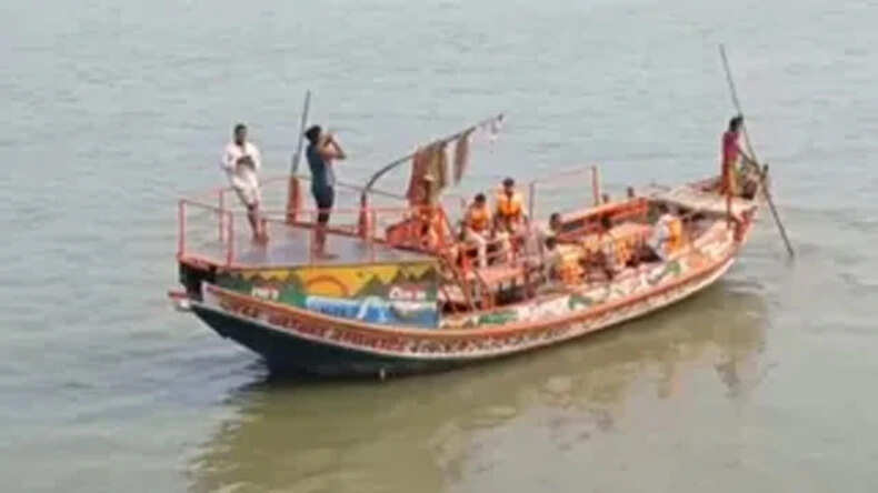 पटना में नाव पलटने से तीन की मौत, चार लापता