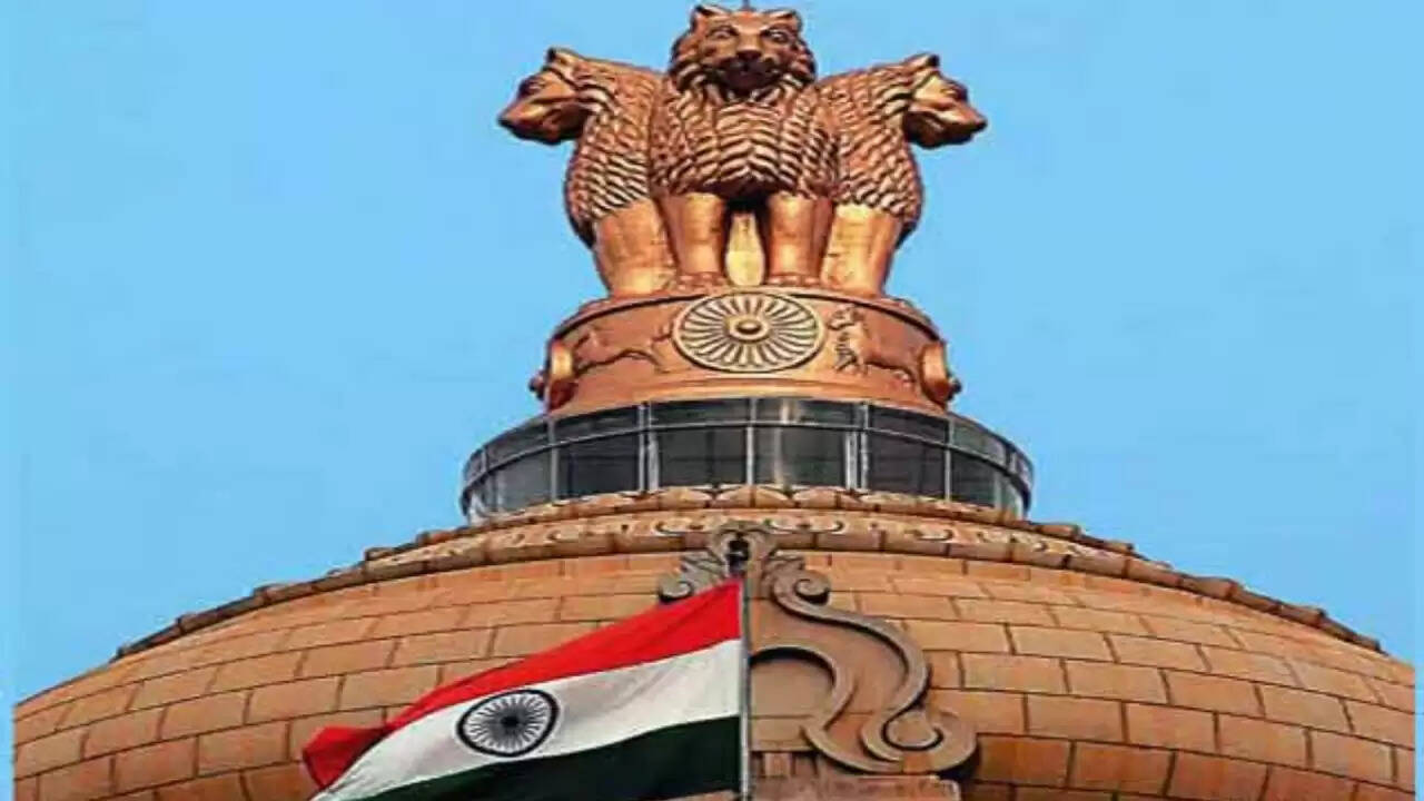 डिजिटल लोकतंत्र की चुनौतियाँ: तकनीकी कंपनियों का नियंत्रण