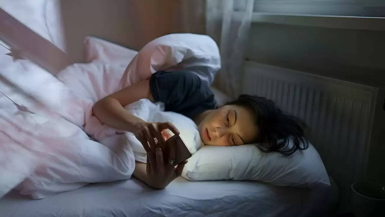 सोशल मीडिया रील्स के दुष्प्रभाव: स्वास्थ्य पर पड़ने वाले गंभीर प्रभाव