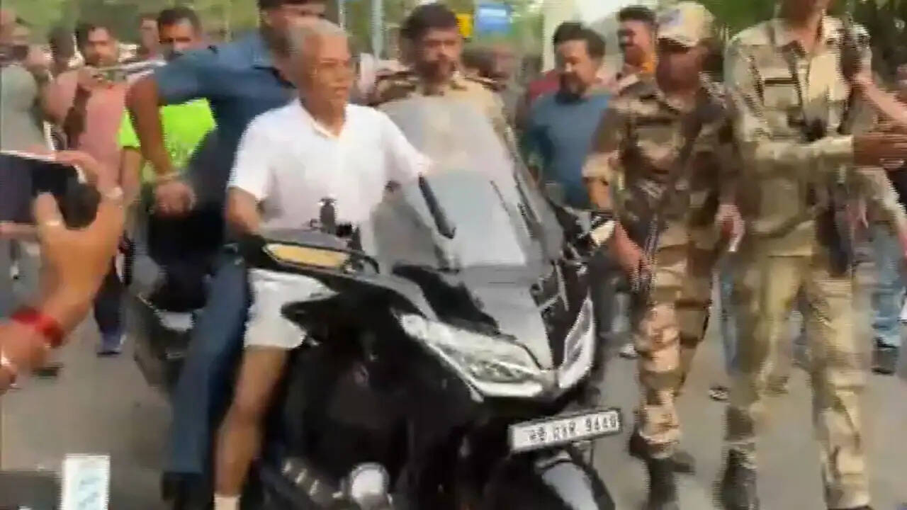 दिलीप घोष की लग्जरी बाइक पर सुबह की सैर, टीएमसी पर लगाए गंभीर आरोप