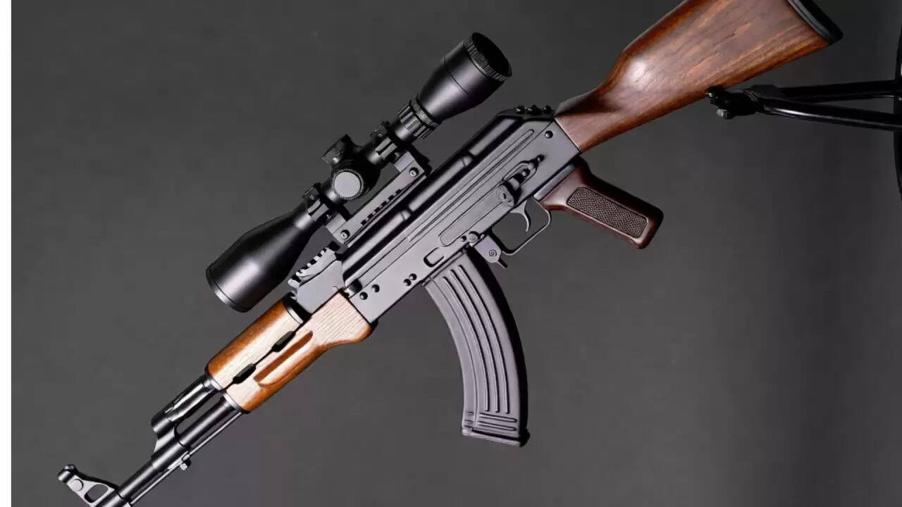 श्रीनगर में डॉक्टर के लॉकर से AK-47 की बरामदगी: सुरक्षा चिंताएं बढ़ीं