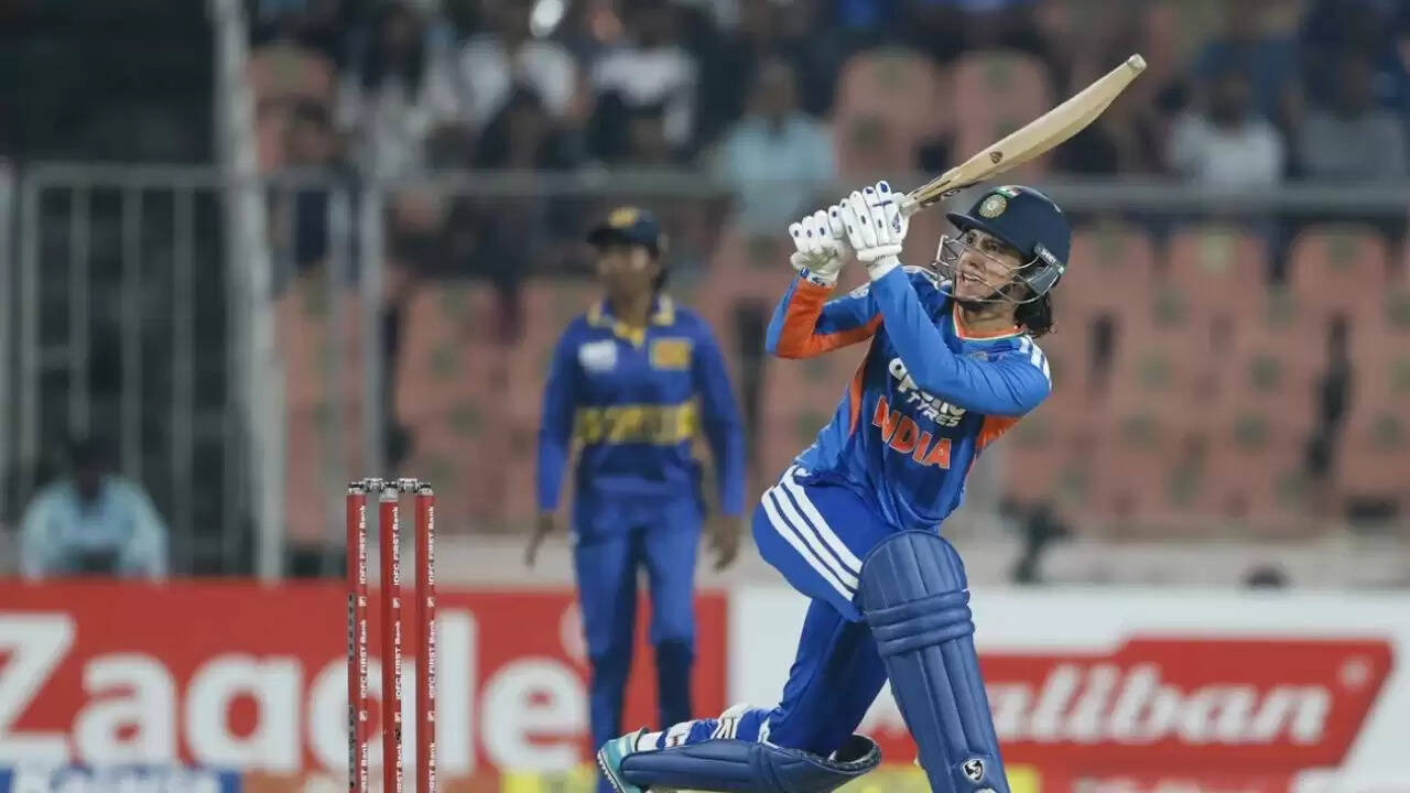 स्मृति मंधाना ने बनाया नया रिकॉर्ड, बनीं महिला क्रिकेट में 10,000 रन बनाने वाली चौथी बल्लेबाज