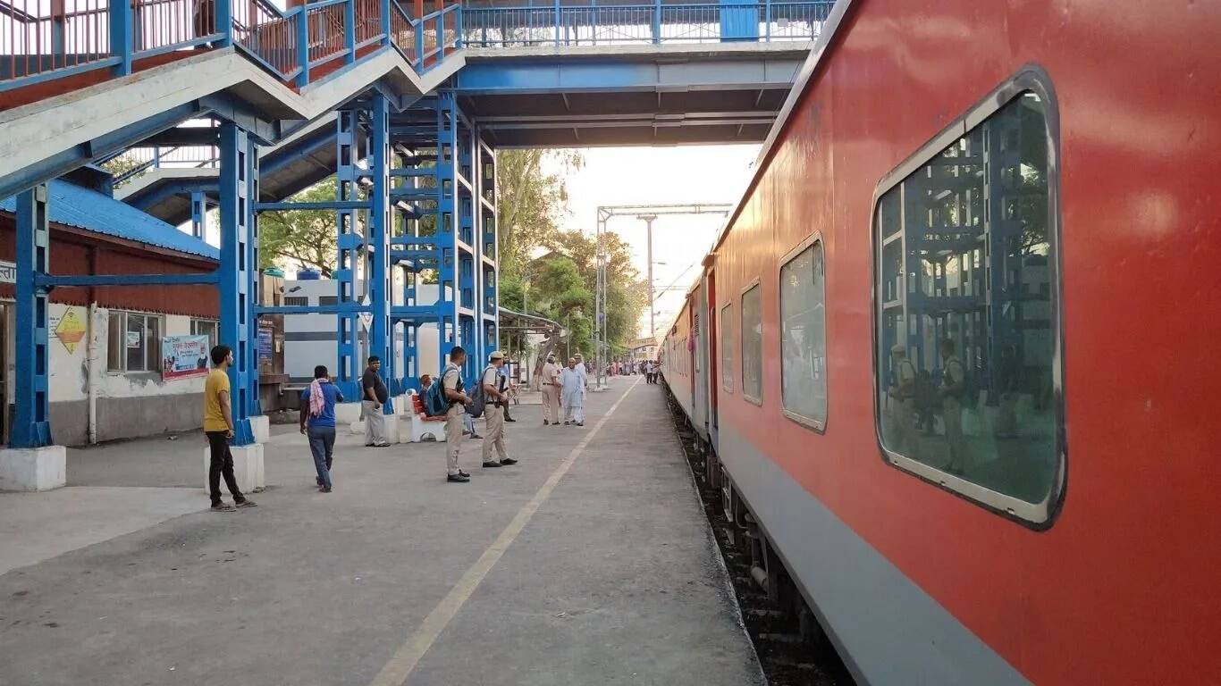 दशहरे पर नांदेड़ साहिब जाने के लिए ट्रेनों में सीटों की भारी कमी
