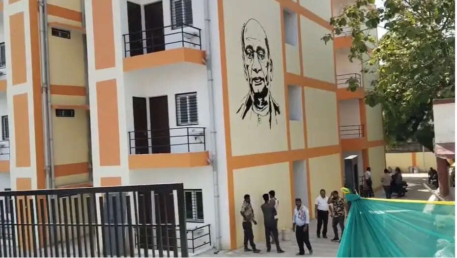 लखनऊ में मुख्तार अंसारी की जमीन पर बने आवासीय भवनों पर संकट