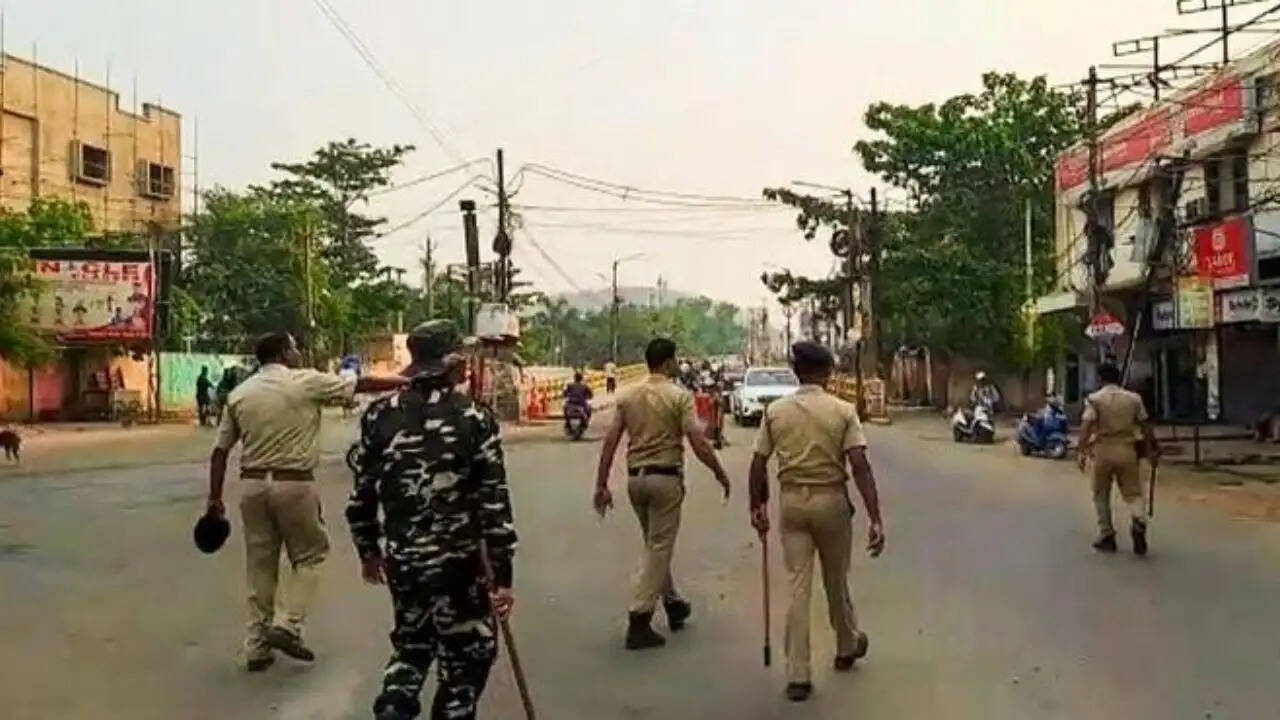 मणिपुर में रॉकेट हमले से दो बच्चों की मौत, कर्फ्यू और इंटरनेट बंद