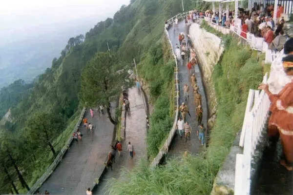 जम्मू-कश्मीर में मूसलाधार बारिश से भूस्खलन, यात्रा रोकी गई