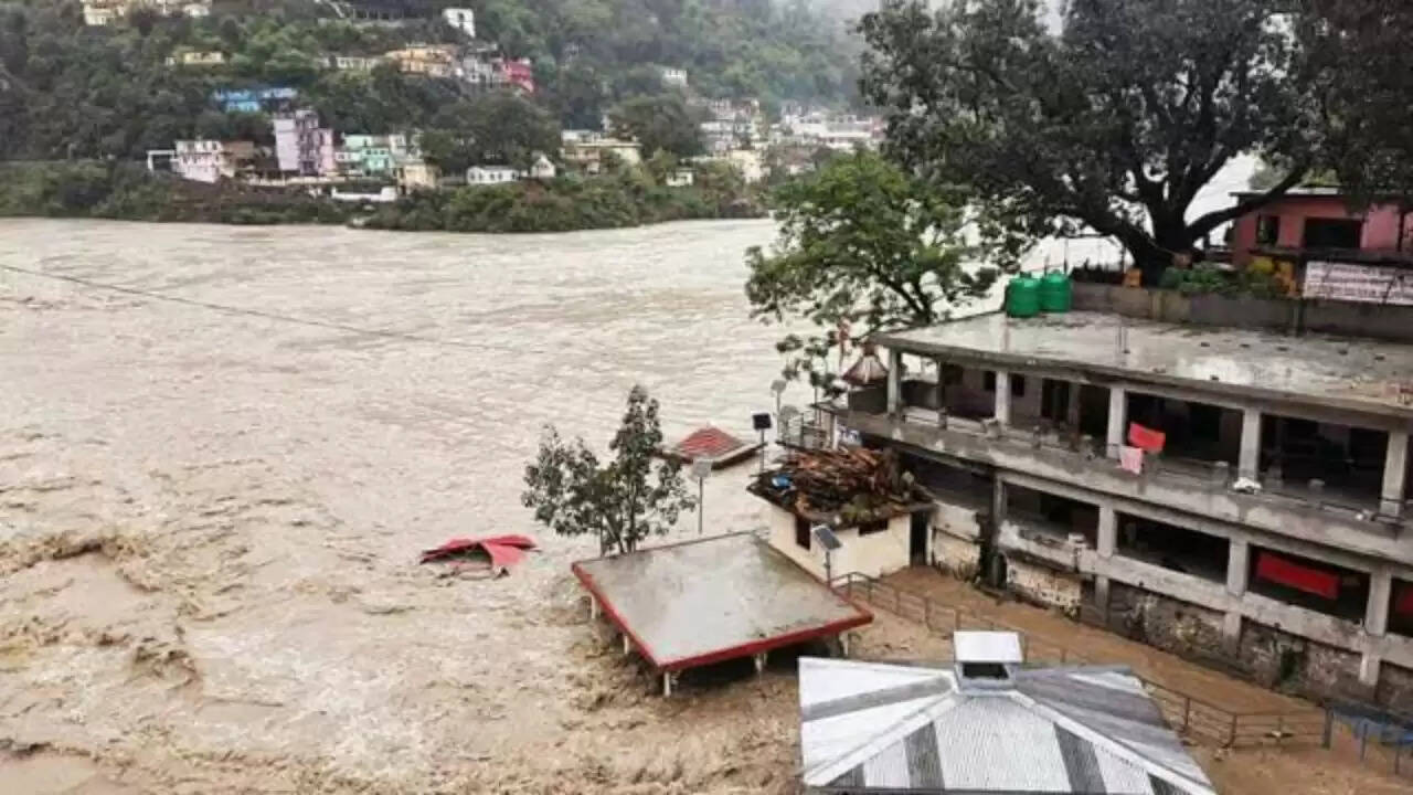 उत्तराखंड में भारी बारिश के कारण स्कूलों में एक दिन की छुट्टी