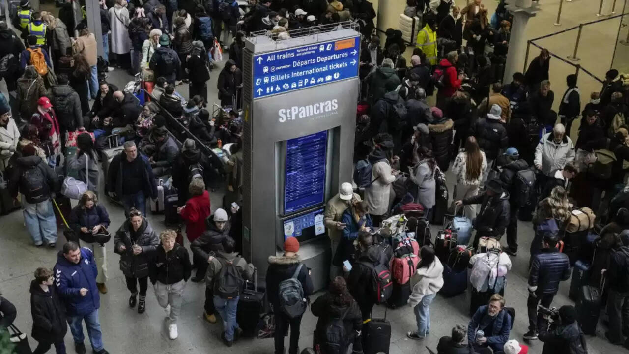 यूरोस्टार की ट्रेन सेवाओं में रुकावट: छुट्टियों के दौरान यात्रियों की बढ़ी मुश्किलें