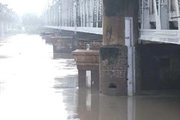 दिल्ली में यमुना नदी का जलस्तर बढ़ा, प्रशासन सतर्क