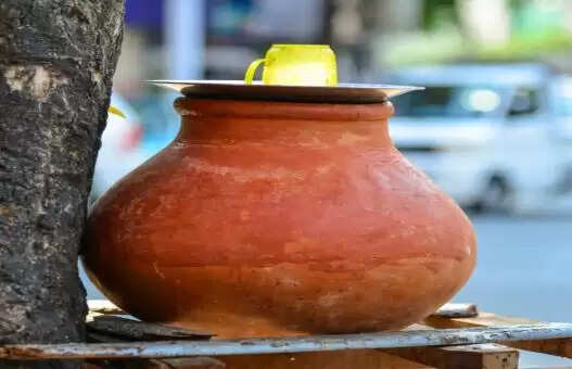 गर्मियों में मिट्टी के घड़े का पानी: स्वास्थ्य के लिए लाभकारी