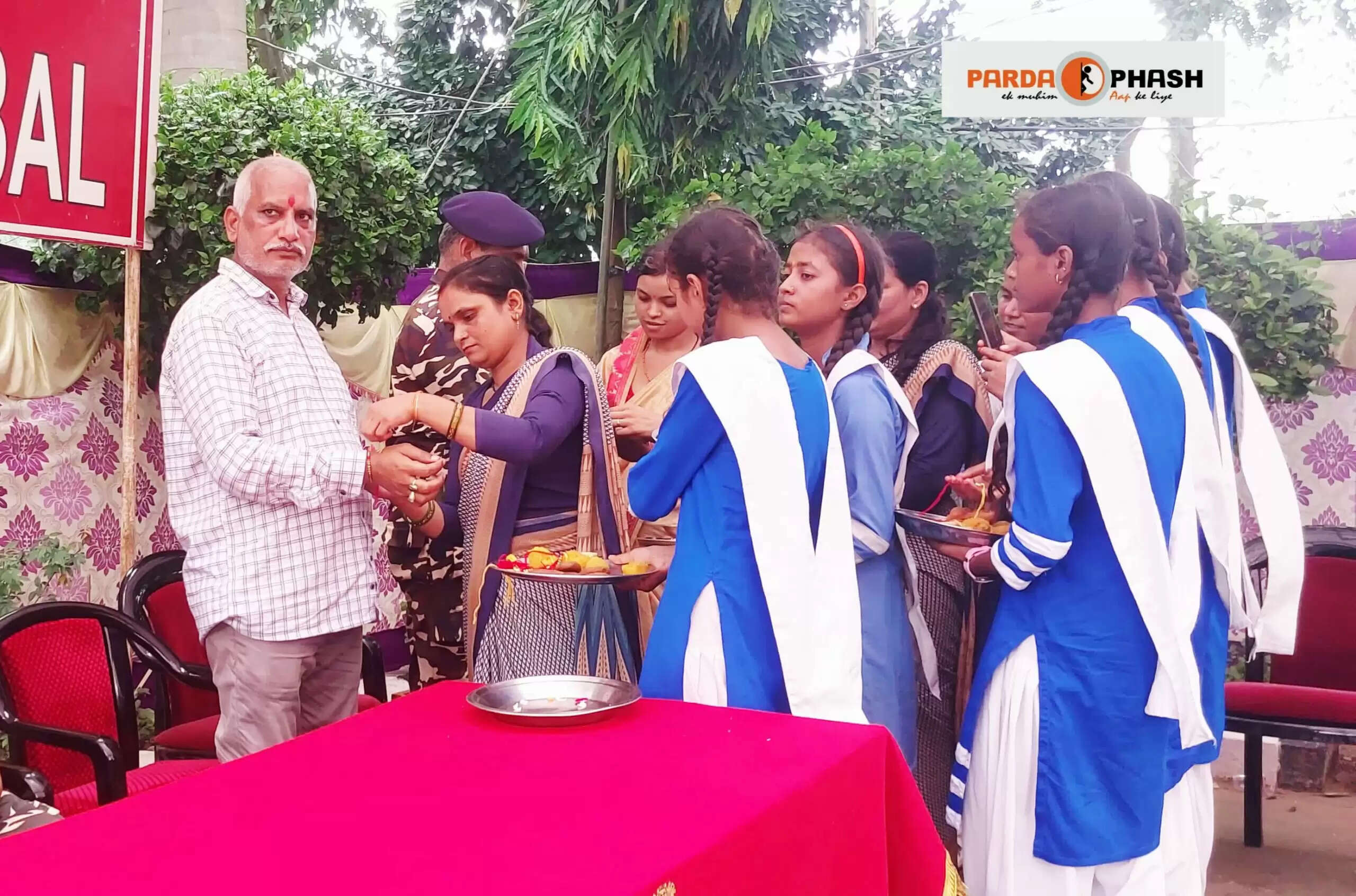 रक्षाबंधन पर छात्राओं ने एसएसबी जवानों को बांधी राखी
