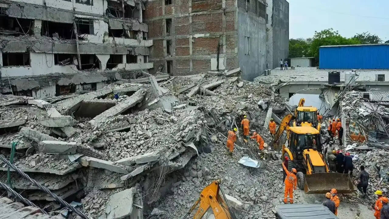 दिल्ली में बहुमंजिला इमारत गिरने से छह की मौत, अवैध निर्माण पर सवाल