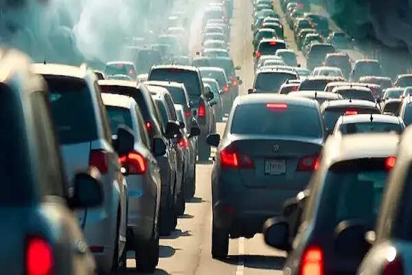 दिल्ली में प्रदूषण शुल्क में वृद्धि, कमर्शियल वाहनों पर असर