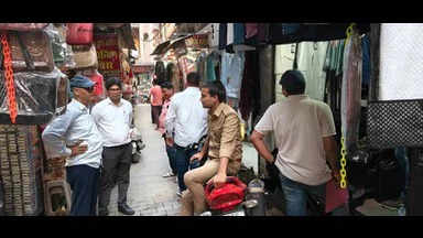 नौतनवा में जीएसटी विभाग की छापेमारी: कपड़ा व्यापारी के घर और दुकान पर कार्रवाई