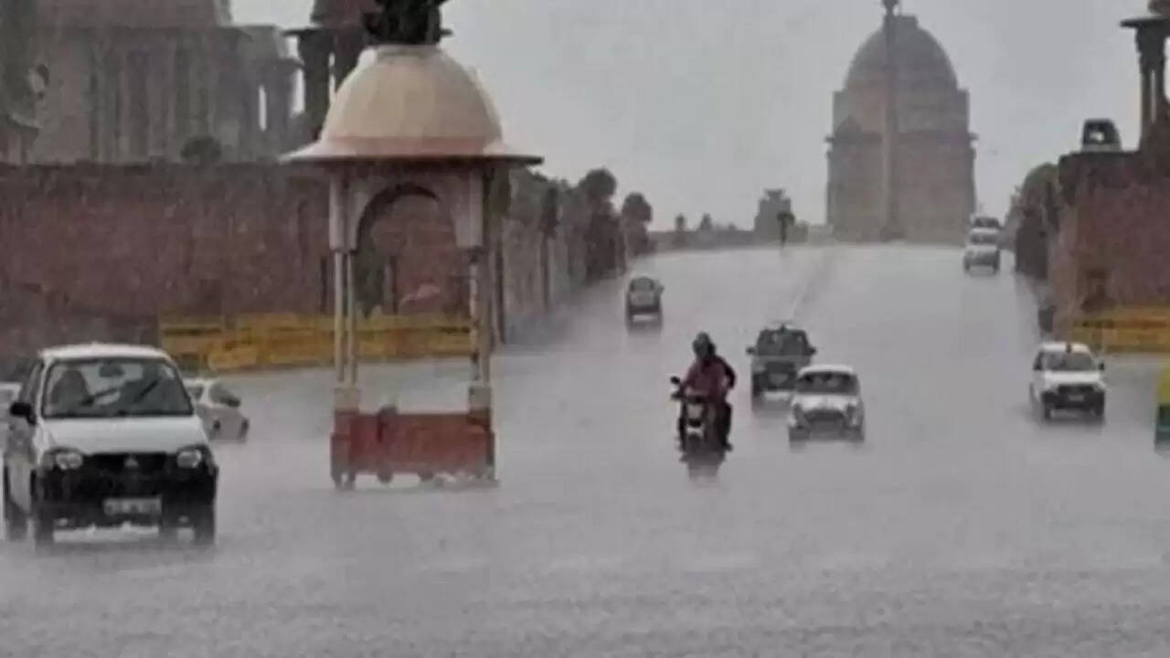 दिल्ली में मौसम का अलर्ट: तेज हवाएं और बारिश की संभावना