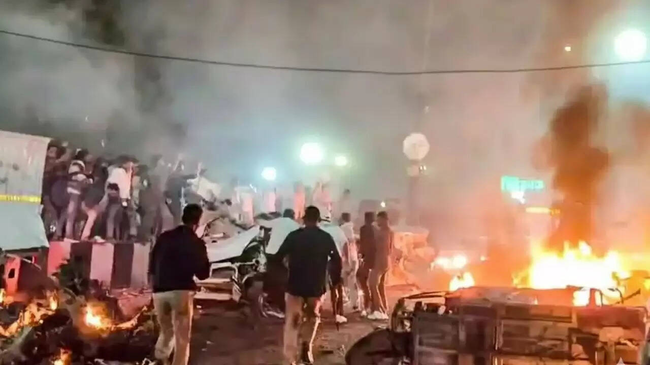 दिल्ली में लाल किले के पास विस्फोट: आठ की मौत, जांच जारी