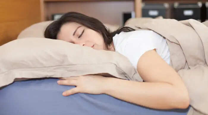 पेट के बल सोने के स्वास्थ्य पर प्रभाव: जानें इसके नुकसान