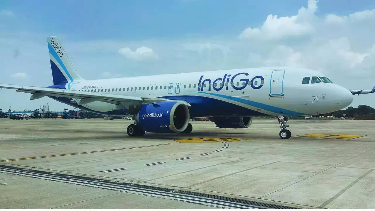 इंडिगो एयरलाइंस की 400 से अधिक फ्लाइट्स रद्द: यात्रियों की यात्रा पर पड़ा असर