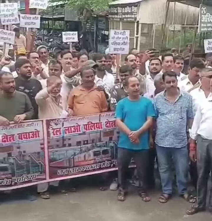 पलिया तहसील में रेल नहीं तो वोट नहीं का प्रदर्शन, ब्रॉड गेज की मांग