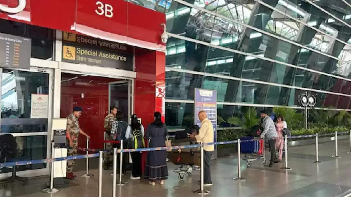 दिल्ली एयरपोर्ट पर रनवे बंद, 114 उड़ानें रद्द होंगी रोज़