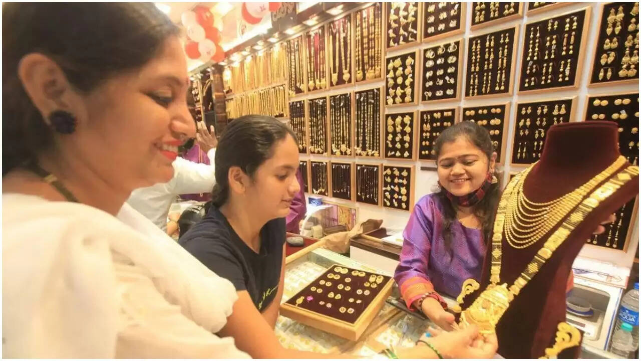 सोने और चांदी की कीमतों में गिरावट जारी, जानें ताजा रेट्स