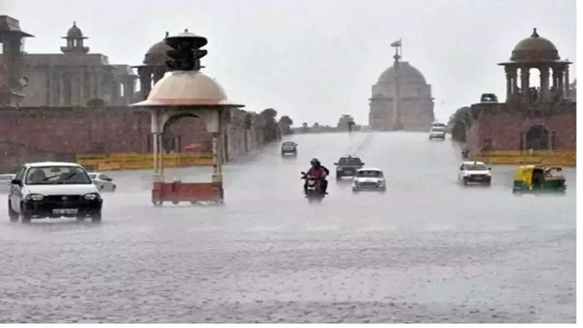 दिल्ली में भारी बारिश का रेड अलर्ट, ट्रैफिक प्रभावित