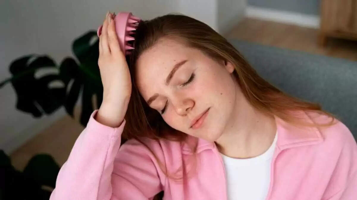 बालों की सेहत के लिए स्कैल्प मसाजर का उपयोग कैसे करें
