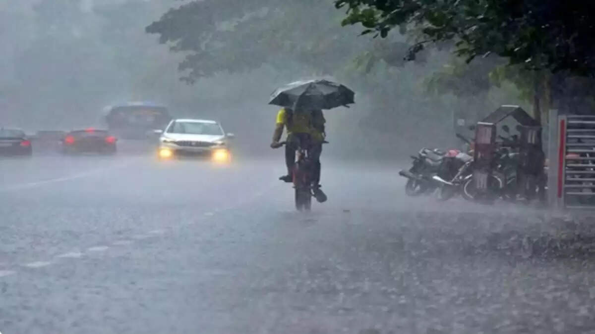 दिल्ली NCR में बारिश का अलर्ट: 80 किमी/घंटा की रफ्तार से चलेंगी हवाएं