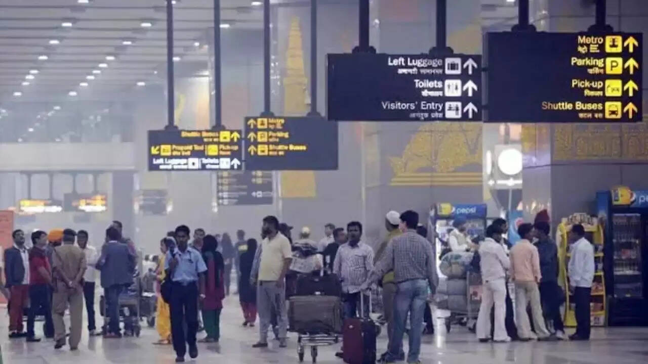 दिल्ली के IGI हवाई अड्डे को मिली बम की धमकी, जांच शुरू