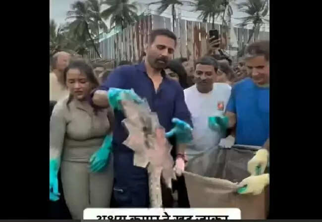 अक्षय कुमार और अमृता फडणवीस ने जुहू बीच की सफाई में किया योगदान
