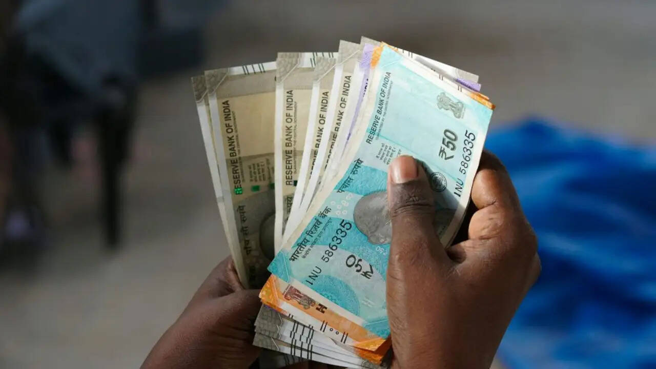 भारत में न्यूनतम मजदूरी: श्रमिकों की चुनौतियाँ और राज्यवार तुलना