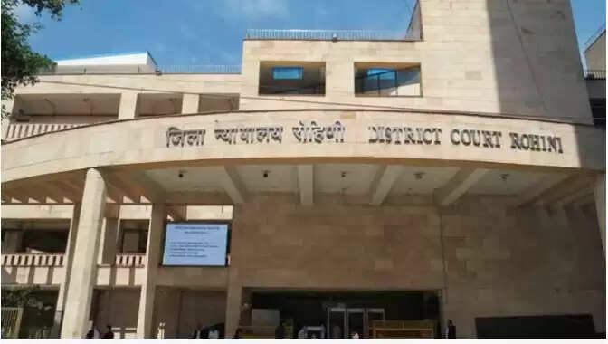 दिल्ली कोर्ट का अनोखा फैसला: महिला को बुजुर्ग से 300 मीटर दूर रहने का आदेश