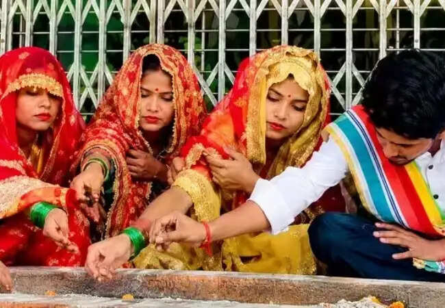 अमरोहा में तीन बहनों ने एक ही कैमरामैन से रचाई शादी, सोशल मीडिया पर मचा बवाल