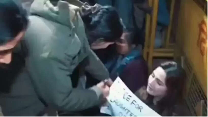 कुलदीप सिंह सेंगर की जमानत पर उनकी बेटी की अपील: धैर्य बनाए रखें