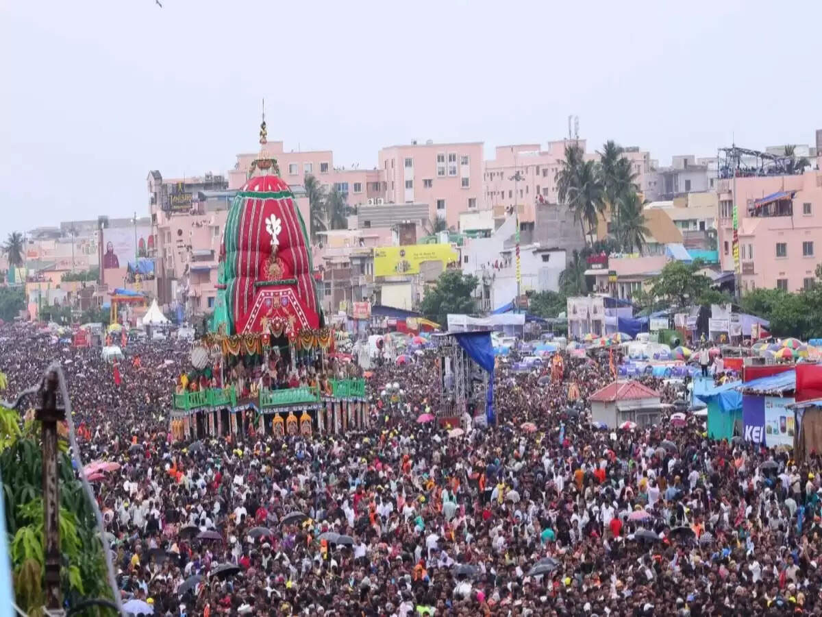 पुरी में भगवान जगन्नाथ की भव्य रथ यात्रा का आयोजन