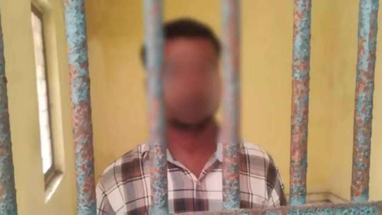 गोरखपुर में तलाक विवाद के चलते पति ने पत्नी को गोली मारी, बेटी भी थी मौजूद