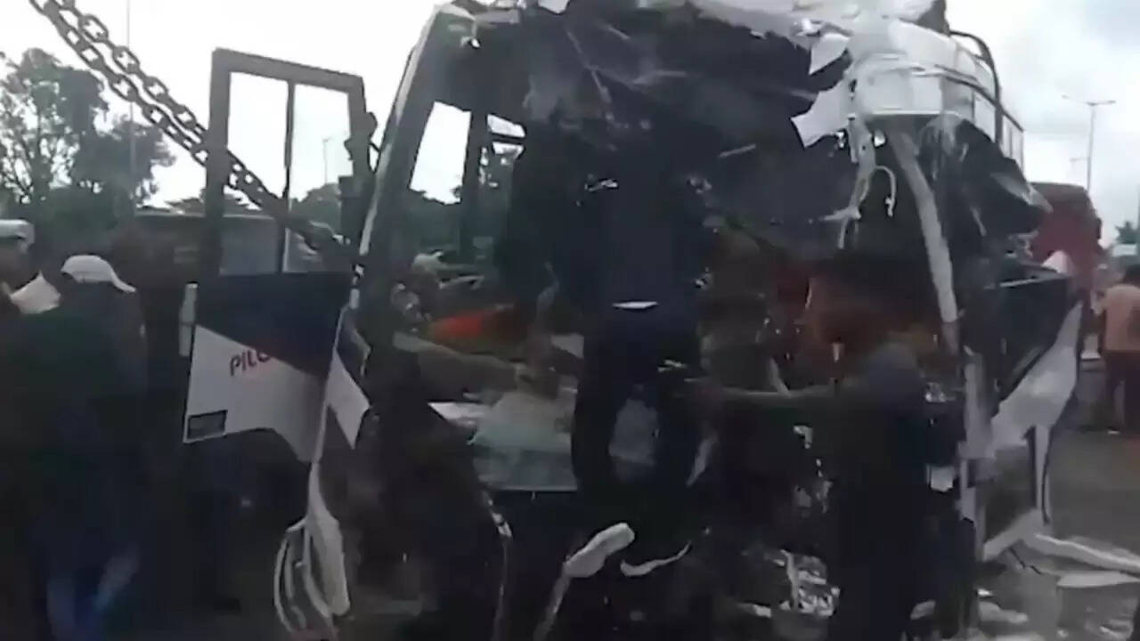 पश्चिम बंगाल में तीर्थयात्रियों की बस दुर्घटना, 10 की मौत