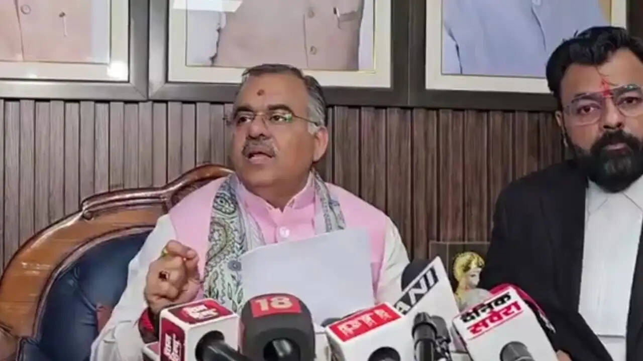 बीजेपी और AAP के बीच विवाद: तरुण चुघ ने भेजा लीगल नोटिस