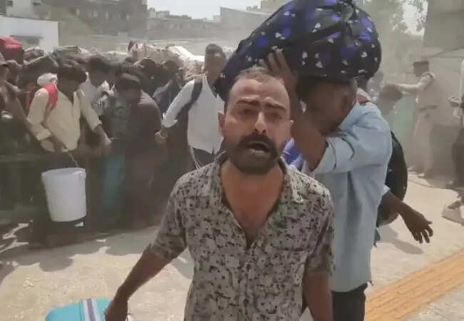 सूरत से प्रवासी मजदूरों का पलायन: एलपीजी संकट के बीच बढ़ी मुश्किलें