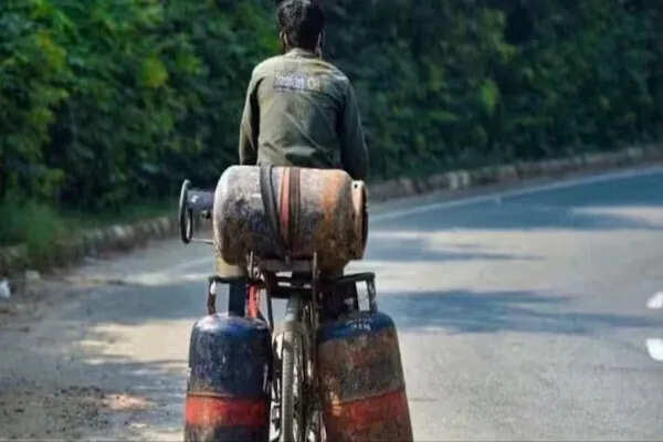 नवंबर में LPG सिलेंडर की कीमतों में कमी, जानें नए रेट