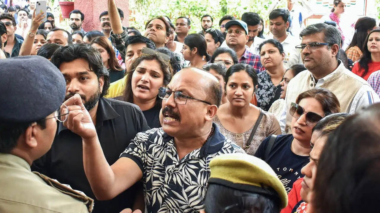 गाजियाबाद के DPSG स्कूल में अभिभावकों का विरोध: पढ़ाई का समय बढ़ाने पर नाराजगी