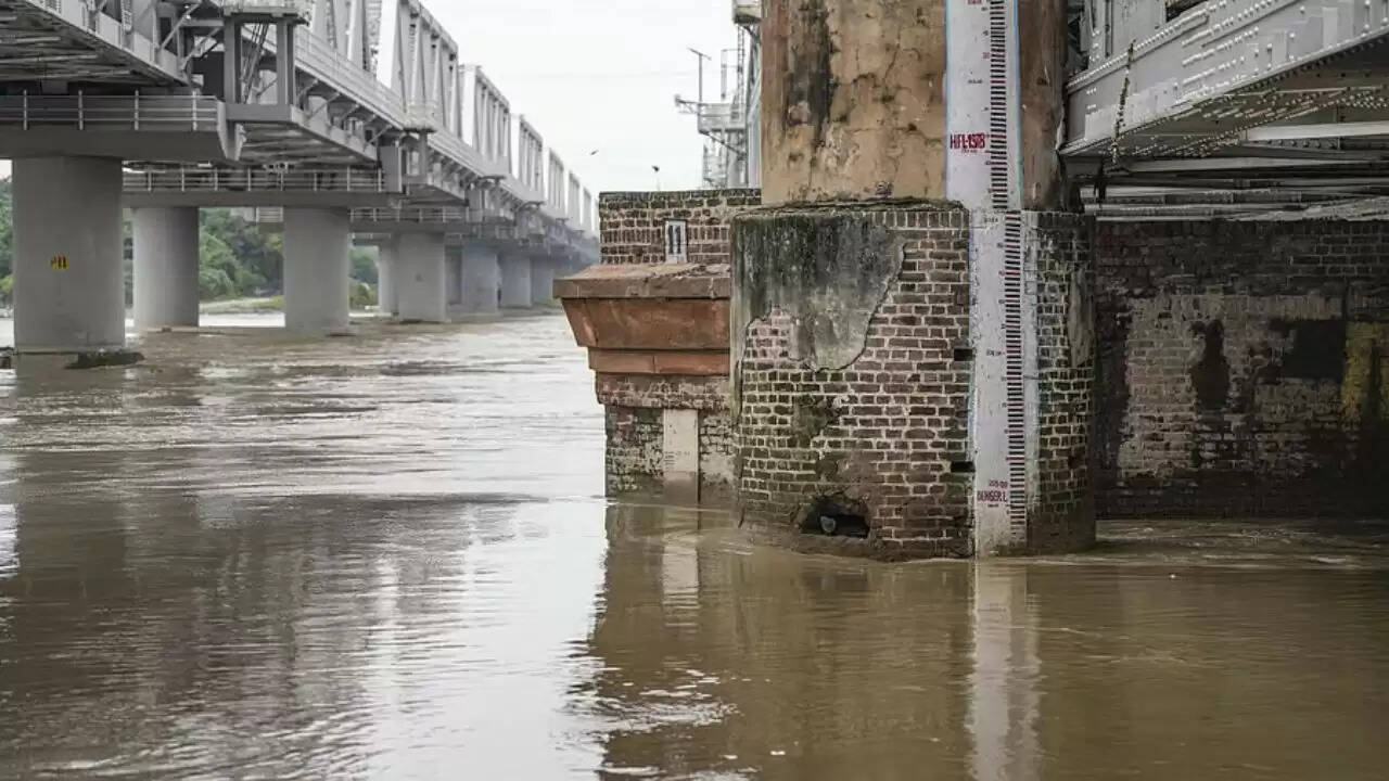दिल्ली और नोएडा में बाढ़ का खतरा: प्रशासन ने उठाए कदम